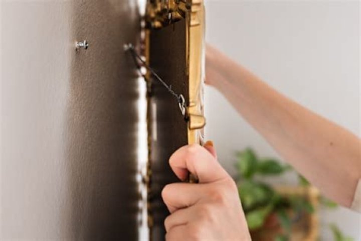 Can a screw hold a mirror?