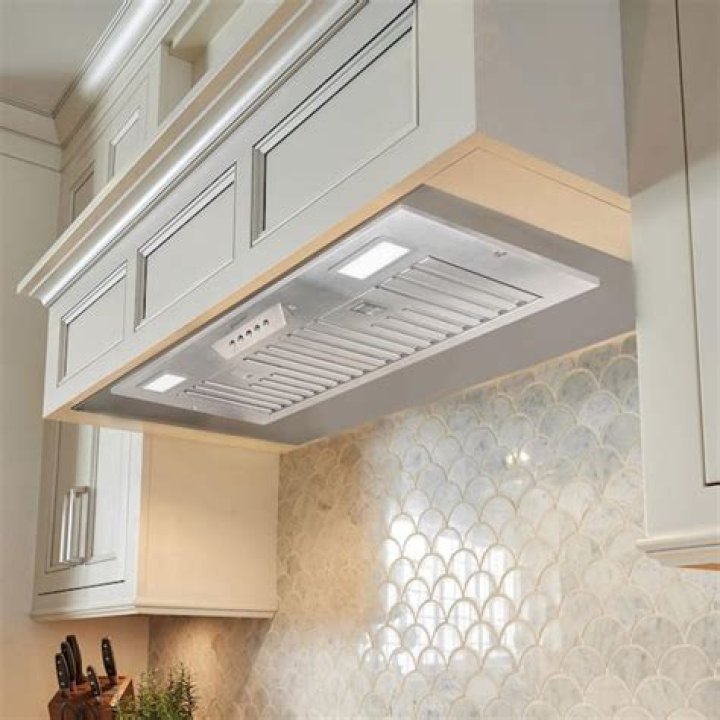 Can you use a ceiling fan instead of a range hood?