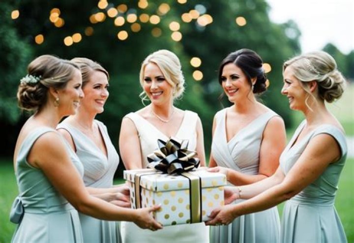 Do bridesmaids give a wedding gift