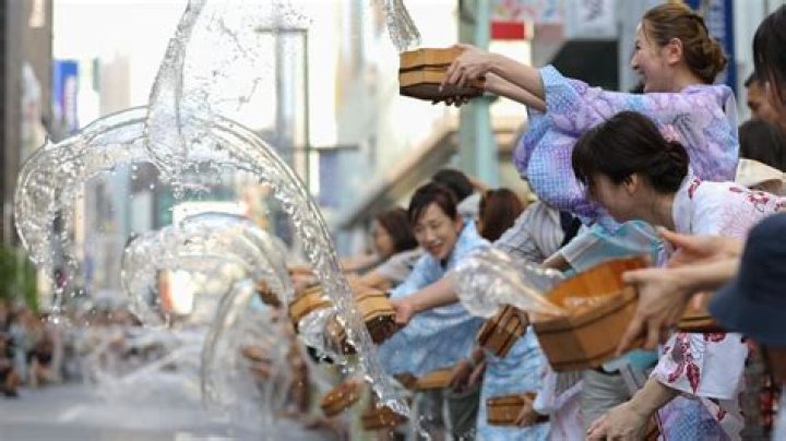 Do Japanese people share bath water