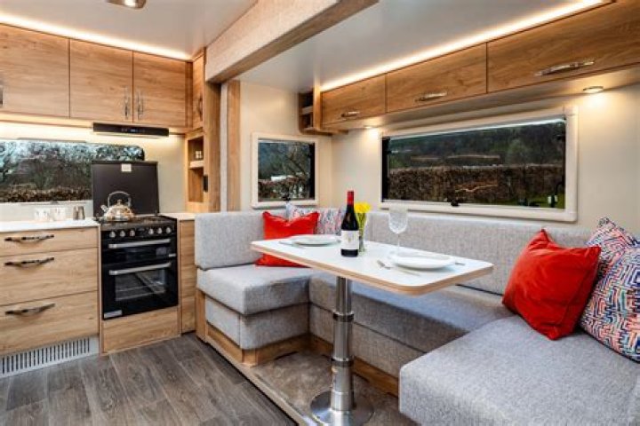 How big is a 2000 Holiday Rambler fifth wheel?
