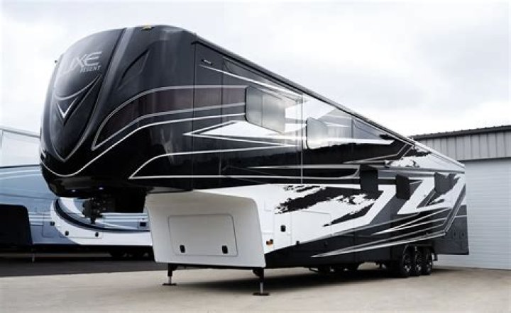 How big is the fifth wheel of a keystone Challenger?