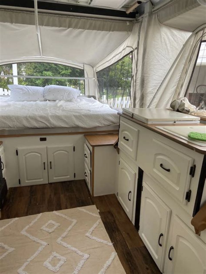 How does the battery charge on a pop up camper?