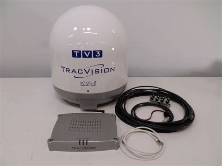 How does the TracVision R5 satellite system work?