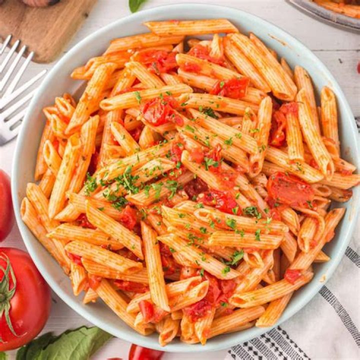 How many calories are in penne pasta with tomato sauce