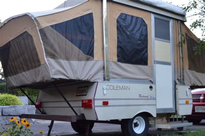 How much does a 1999 Coleman popup camper weigh?