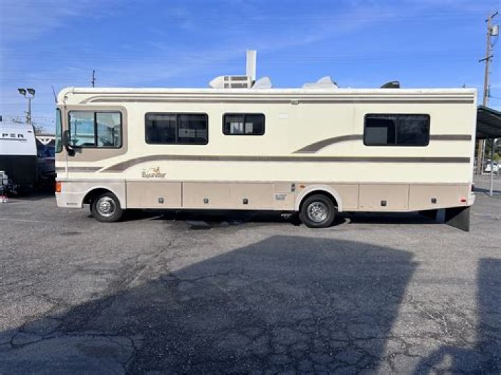 How to locate a dealer for a Fleetwood RV?
