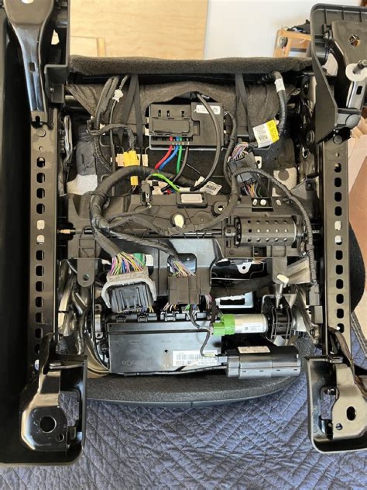 How to turn off the heated seat on a 2006 Montana SV6?