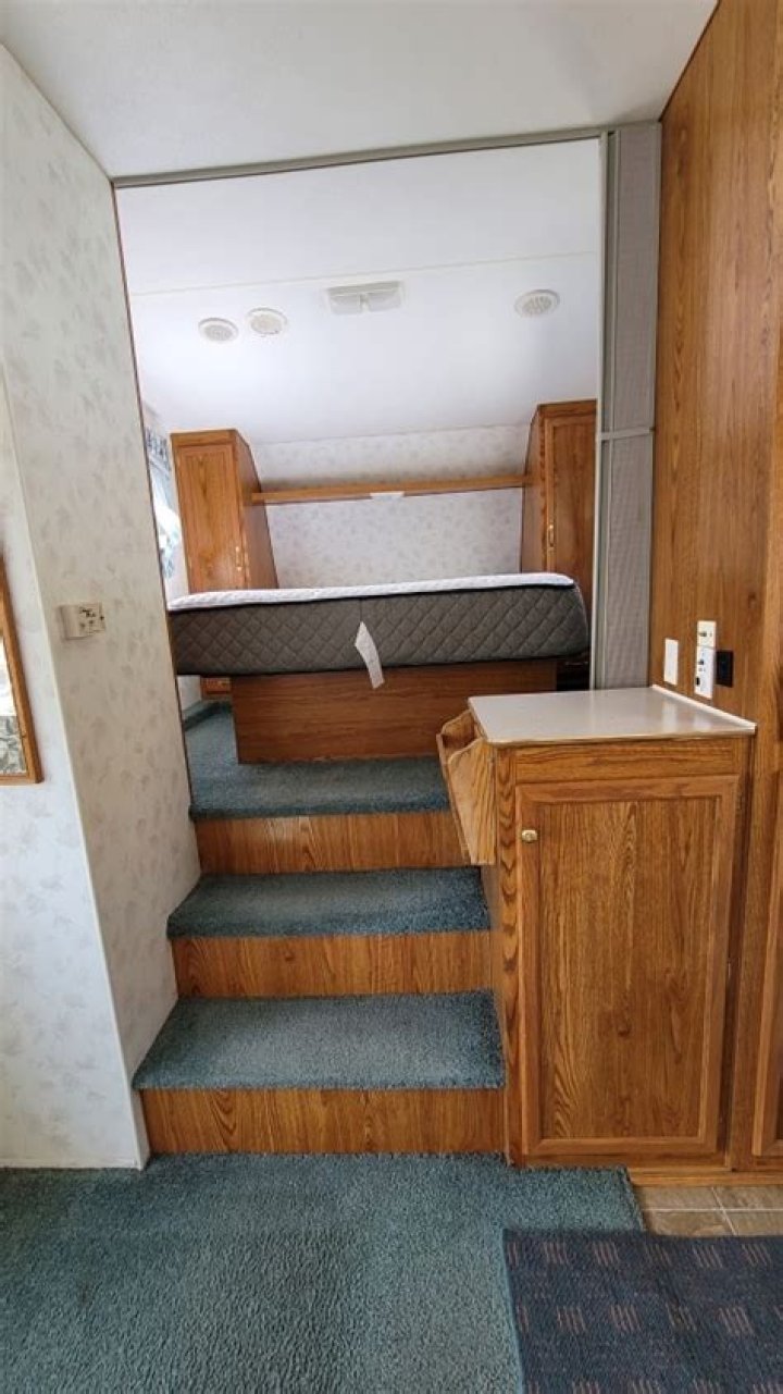 What are the features of a 1999 Fleetwood wilderness Lite?