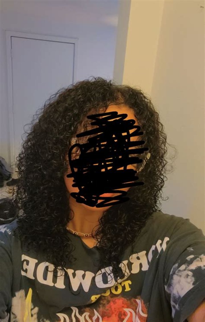 What does AR 670 1 say about hair