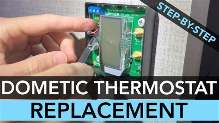What does the E1 code on a Dometic thermostat mean?