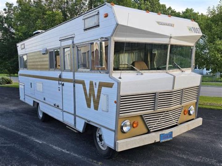 What kind of engine does a 1972 Winnebago have?