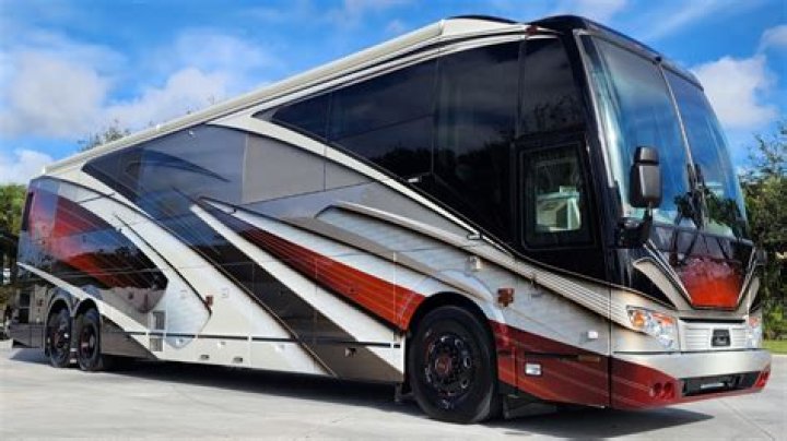 What kind of motor coach does Thor use?