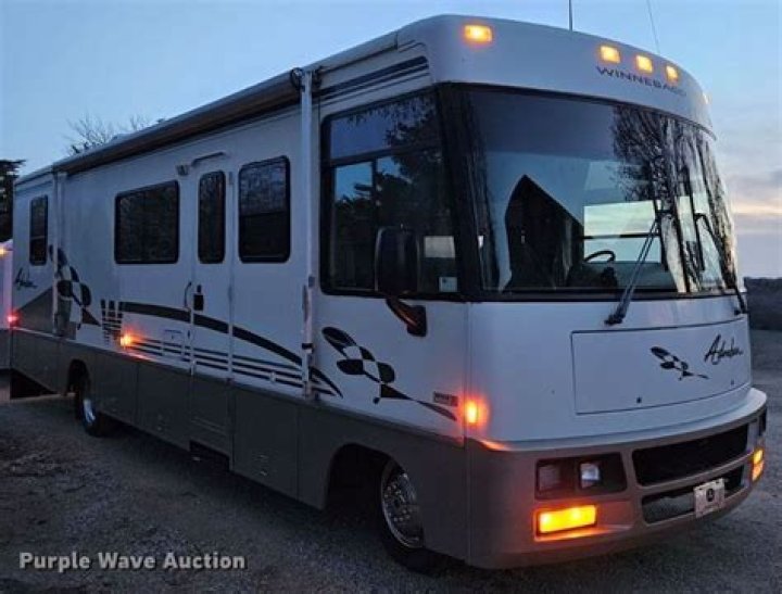What kind of motor does a 1998 Winnebago Adventurer have?