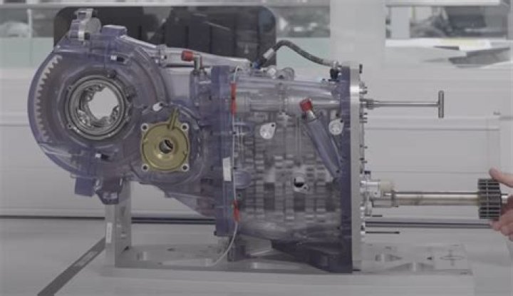 What kind of transmission does Safari Trek use?