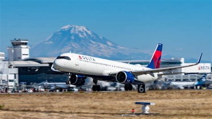 Which airline has hub in Seattle