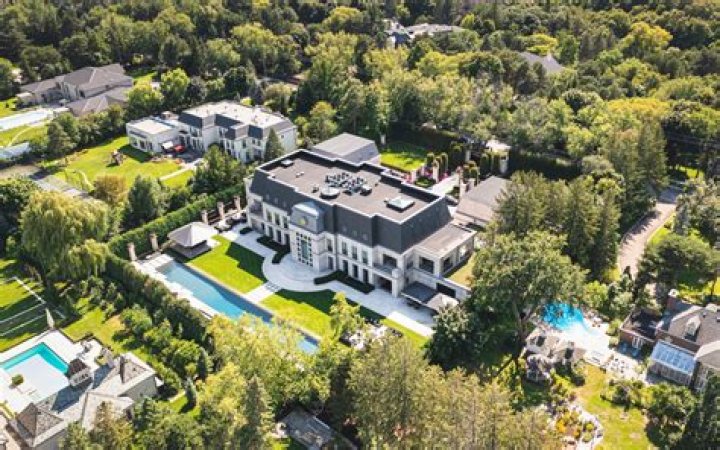 Who lives in Bridle Path Toronto