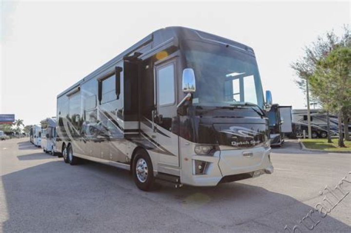 Who manufactures Newmar Motorhomes?
