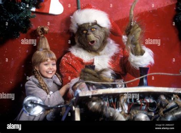 Who narrates the Grinch 2000